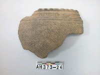 藏品(灰黑色夾砂陶口緣殘件)的圖片